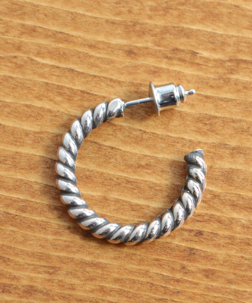 SunKu(サンク)の「39/サンク Large Hoop Pieace TWIST ピアス(ピアス(片耳用)・メンズ・シルバー・FREE)」の1枚目の写真