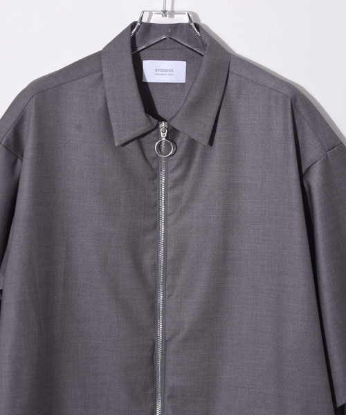 STUDIOUS（ステュディオス）の「【STUDIOUS】ハイツイストクリアTRフルジップハーフスリーブシャツ（シャツ/ブラウス・メンズ・グレー/ネイビー/ブラック/ベージュ・1/2/3）」の19枚目の写真