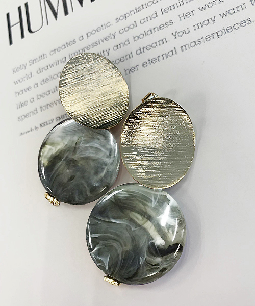 apres jour（アプレジュール）の「【apres jour×ARIAZ】ストーンプレートピアス（ピアス（両耳用）・レディース・スモークグレー/ライトブラウン/ダークパープル/オフホワイト/カーキ/ベージュ・FREE）」の3枚目の写真