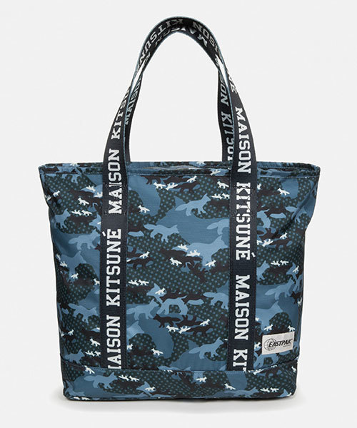MAISON KITSUNE(メゾンキツネ)の「“MAISON KITSUNE (メゾン キツネ)× EASTPAK” Exclusive Collection FLASK トートバッグ(トートバッグ)」|カモフラージュ