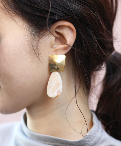 Bou Jeloud(ブージュルード)の「【WEB限定】メタルマーブルパーツピアス(ピアス(両耳用)・レディース・ベージュ/グレー・FREE)」の1枚目の写真