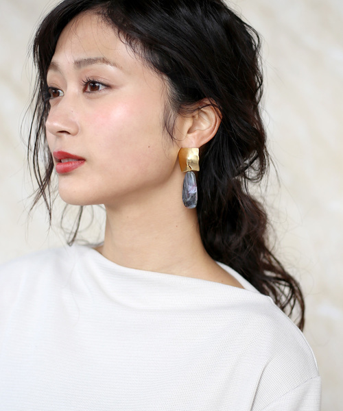 Bou Jeloud(ブージュルード)の「【WEB限定】メタルマーブルパーツピアス(ピアス(両耳用)・レディース・ベージュ/グレー・FREE)」の2枚目の写真