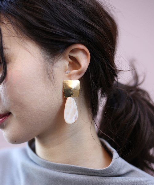 Bou Jeloud(ブージュルード)の「【WEB限定】メタルマーブルパーツピアス(ピアス(両耳用)・レディース・ベージュ/グレー・FREE)」の3枚目の写真