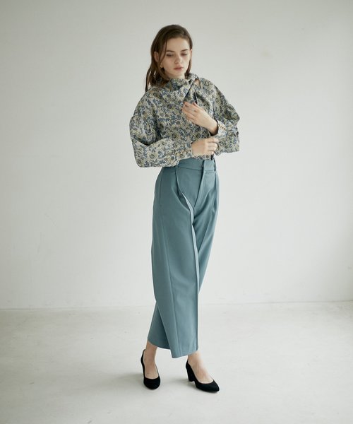 EMMA LIMBER(エマリンバー)の「Hight Waist Wide Pants(スラックス・レディース・ベージュ/ブルー・SMALL/MEDIUM)」の6枚目の写真