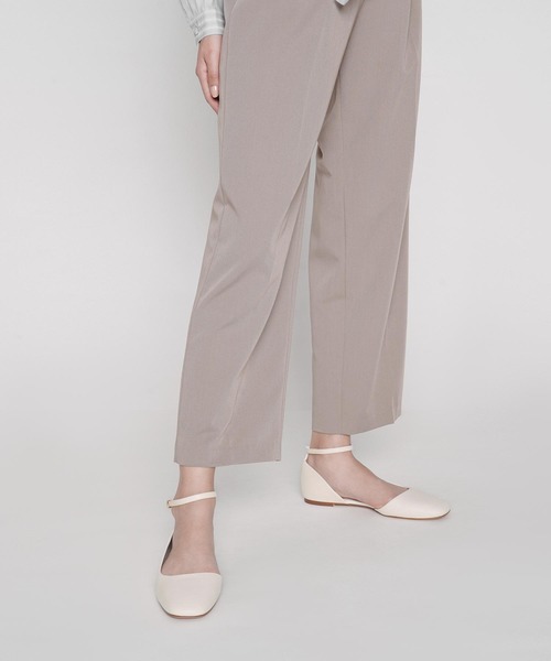 CHARLES & KEITH(チャールズ & キース)の「アンクルストラップ ドルセイフラット / Ankle Strap D'Orsay Flats(パンプス・レディース・ブラック/オフホワイト/レンガ・22.5cm/23cm/23.5cm/24.5cm/25cm/25.5cm)」の4枚目の写真
