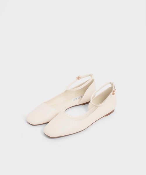 CHARLES & KEITH(チャールズ & キース)の「アンクルストラップ ドルセイフラット / Ankle Strap D'Orsay Flats(パンプス・レディース・ブラック/オフホワイト/レンガ・22.5cm/23cm/23.5cm/24.5cm/25cm/25.5cm)」の5枚目の写真