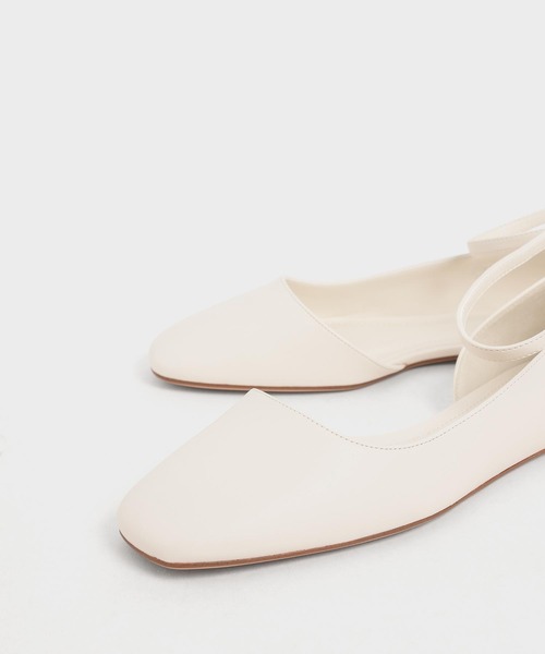 CHARLES & KEITH(チャールズ & キース)の「アンクルストラップ ドルセイフラット / Ankle Strap D'Orsay Flats(パンプス・レディース・ブラック/オフホワイト/レンガ・22.5cm/23cm/23.5cm/24.5cm/25cm/25.5cm)」の6枚目の写真