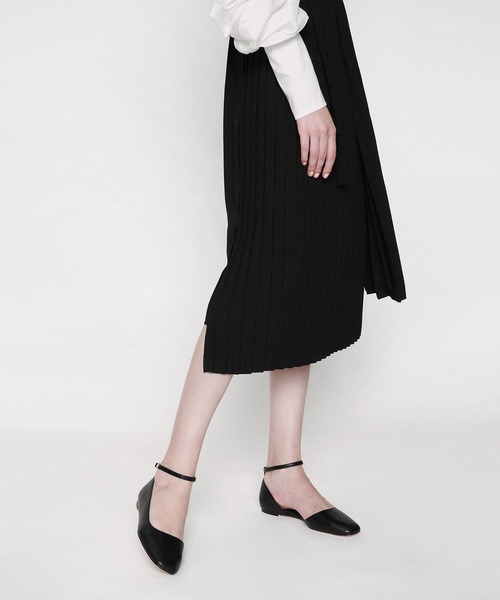 CHARLES & KEITH(チャールズ & キース)の「アンクルストラップ ドルセイフラット / Ankle Strap D'Orsay Flats(パンプス・レディース・ブラック/オフホワイト/レンガ・22.5cm/23cm/23.5cm/24.5cm/25cm/25.5cm)」の8枚目の写真
