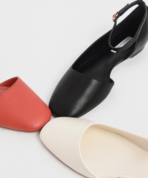 CHARLES & KEITH(チャールズ & キース)の「アンクルストラップ ドルセイフラット / Ankle Strap D'Orsay Flats(パンプス・レディース・ブラック/オフホワイト/レンガ・22.5cm/23cm/23.5cm/24.5cm/25cm/25.5cm)」の10枚目の写真