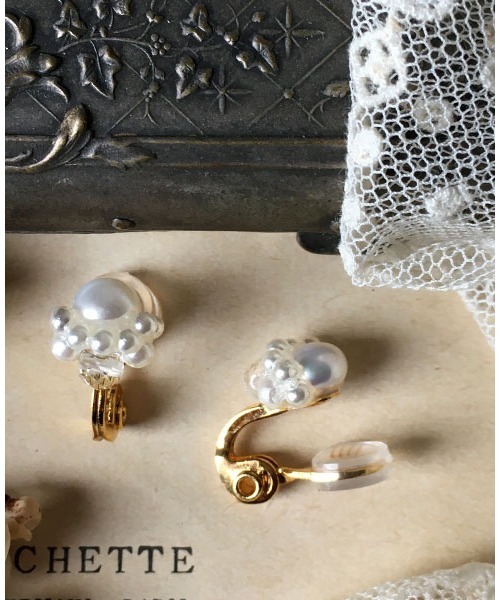 tone(トーン)の「【malle la brocante/マルラブロカント】淡水パールと水晶のプチコラージュの痛みにくいコラージュイヤリング(イヤリング・レディース・ホワイト・FREE)」の2枚目の写真