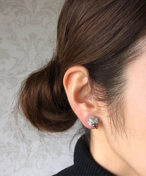 tone(トーン)の「【malle la brocante/マルラブロカント】淡水パールと水晶のプチコラージュの痛みにくいコラージュイヤリング(イヤリング・レディース・ホワイト・FREE)」の3枚目の写真