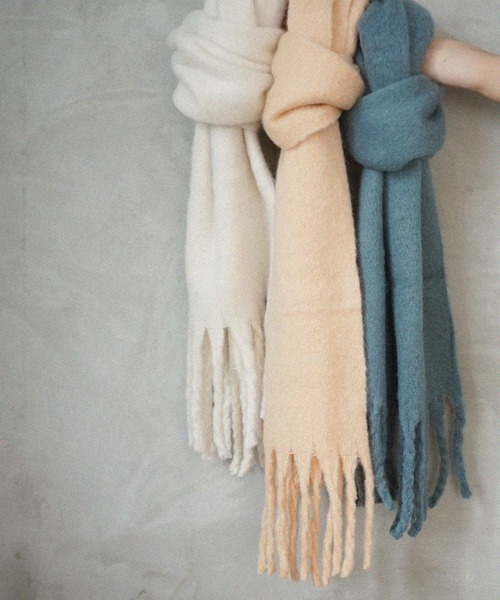 Cheek(チーク)の「ブークレもこもこマフラー(マフラー・レディース・グレイッシュベージュ/オフホワイト/オレンジ/ブルー・FREE)」の2枚目の写真