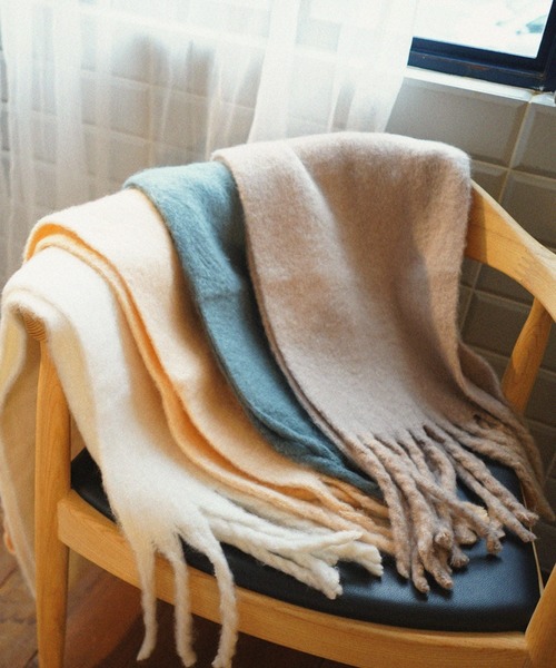 Cheek(チーク)の「ブークレもこもこマフラー(マフラー・レディース・グレイッシュベージュ/オフホワイト/オレンジ/ブルー・FREE)」の3枚目の写真