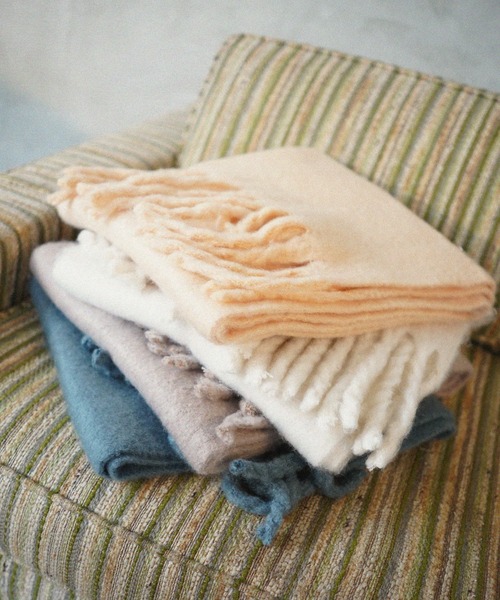 Cheek(チーク)の「ブークレもこもこマフラー(マフラー・レディース・グレイッシュベージュ/オフホワイト/オレンジ/ブルー・FREE)」の5枚目の写真