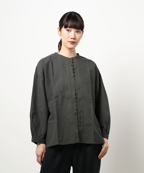 Samansa Mos2（サマンサ モスモス）の「前立てスカラップバンドカラーブラウス（シャツ/ブラウス・レディース・オフホワイト/キナリ/チャコール・ﾌﾘ-）」の6枚目の写真