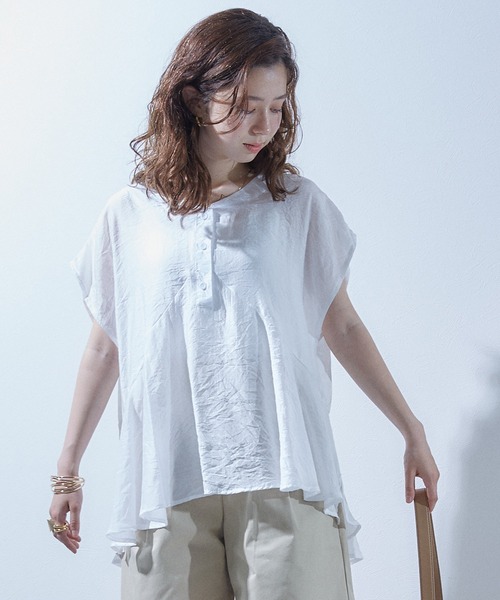 toucher du brise(トゥシェドブリーズ)の「【上品な光沢素材】フロントボタンフレンチスリーブトップス(シャツ/ブラウス・レディース・ホワイト/ブラック/ブラウン・M)」の2枚目の写真