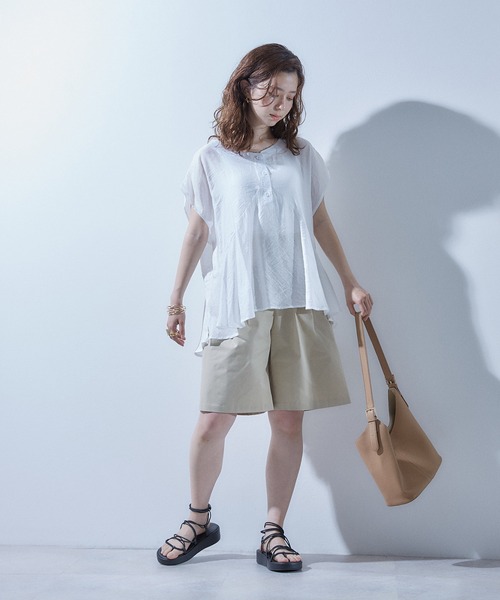 toucher du brise(トゥシェドブリーズ)の「【上品な光沢素材】フロントボタンフレンチスリーブトップス(シャツ/ブラウス・レディース・ホワイト/ブラック/ブラウン・M)」の4枚目の写真