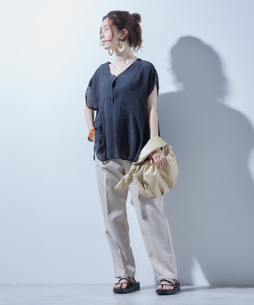 toucher du brise(トゥシェドブリーズ)の「【上品な光沢素材】フロントボタンフレンチスリーブトップス(シャツ/ブラウス・レディース・ホワイト/ブラック/ブラウン・M)」の17枚目の写真