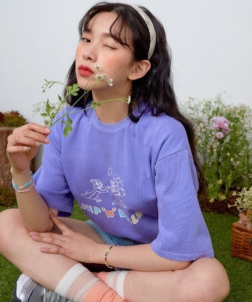 muahmuah（ムーアムーア）の「『muah muah/ムーアムーア×DISNEY/ディズニー』Chip and Dale Pigment T-shirt/チップ＆デール ピグメント 半袖Tシャツ（Tシャツ/カットソー・レディース・チャコールグレー/ベージュ/パープル/ブルー・FREE）」の4枚目の写真