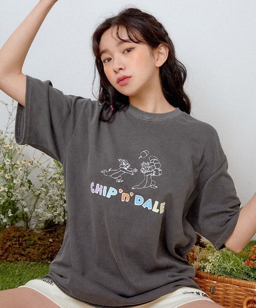 muahmuah（ムーアムーア）の「『muah muah/ムーアムーア×DISNEY/ディズニー』Chip and Dale Pigment T-shirt/チップ＆デール ピグメント 半袖Tシャツ（Tシャツ/カットソー・レディース・チャコールグレー/ベージュ/パープル/ブルー・FREE）」の2枚目の写真