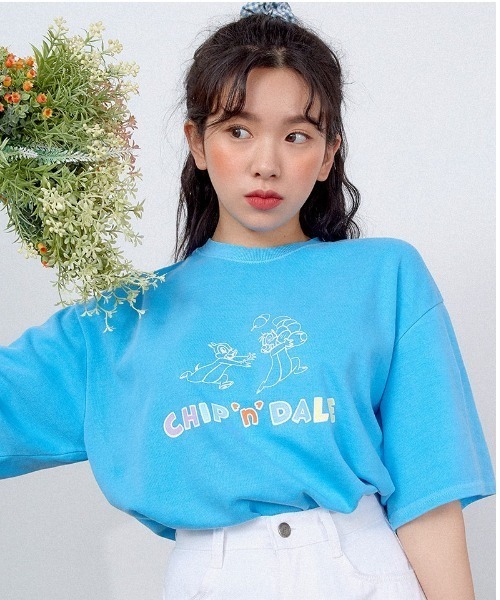 muahmuah（ムーアムーア）の「『muah muah/ムーアムーア×DISNEY/ディズニー』Chip and Dale Pigment T-shirt/チップ＆デール ピグメント 半袖Tシャツ（Tシャツ/カットソー・レディース・チャコールグレー/ベージュ/パープル/ブルー・FREE）」の3枚目の写真