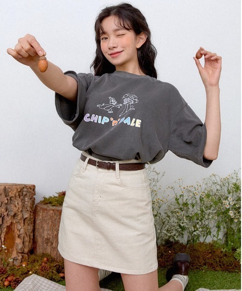 muahmuah（ムーアムーア）の「『muah muah/ムーアムーア×DISNEY/ディズニー』Chip and Dale Pigment T-shirt/チップ＆デール ピグメント 半袖Tシャツ（Tシャツ/カットソー・レディース・チャコールグレー/ベージュ/パープル/ブルー・FREE）」の6枚目の写真