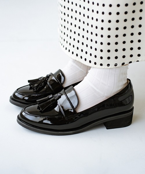 haco!（ハコ）の「【防水】かっこよさと女っぽさがナイスバランス！コーデがほどよく引き締まる　雨の日も頼れるエナメルタッセルローファー（ローファー・レディース・ブラック・1/2/4/6/3/5）」の6枚目の写真