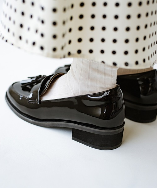 haco!（ハコ）の「【防水】かっこよさと女っぽさがナイスバランス！コーデがほどよく引き締まる　雨の日も頼れるエナメルタッセルローファー（ローファー・レディース・ブラック・1/2/4/6/3/5）」の7枚目の写真