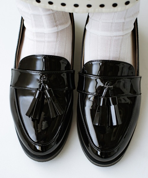 haco!（ハコ）の「【防水】かっこよさと女っぽさがナイスバランス！コーデがほどよく引き締まる　雨の日も頼れるエナメルタッセルローファー（ローファー・レディース・ブラック・1/2/4/6/3/5）」の2枚目の写真