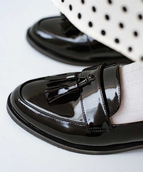 haco!（ハコ）の「【防水】かっこよさと女っぽさがナイスバランス！コーデがほどよく引き締まる　雨の日も頼れるエナメルタッセルローファー（ローファー・レディース・ブラック・1/2/4/6/3/5）」の3枚目の写真