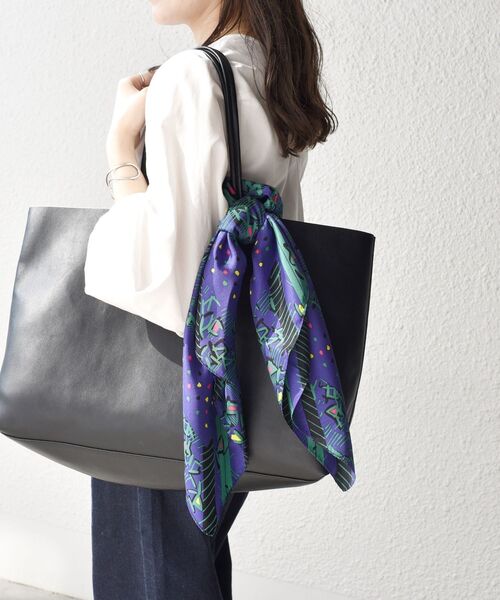 SHIPS(シップス)の「【SHIPS別注】MAISON No.8:ジオメトリックスカーフ◆(バンダナ/スカーフ・レディース・ブラック/ブルー・ONE SIZE)」の1枚目の写真