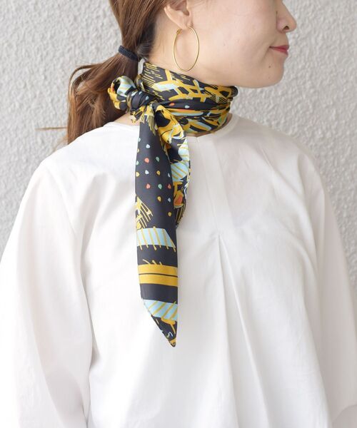 SHIPS(シップス)の「【SHIPS別注】MAISON No.8:ジオメトリックスカーフ◆(バンダナ/スカーフ・レディース・ブラック/ブルー・ONE SIZE)」の2枚目の写真