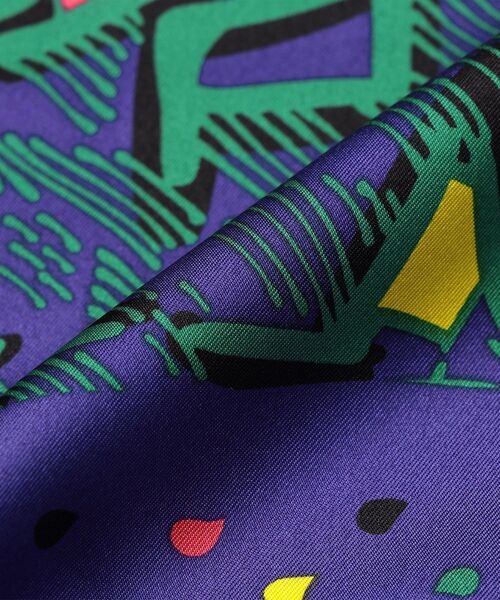 SHIPS(シップス)の「【SHIPS別注】MAISON No.8:ジオメトリックスカーフ◆(バンダナ/スカーフ・レディース・ブラック/ブルー・ONE SIZE)」の4枚目の写真