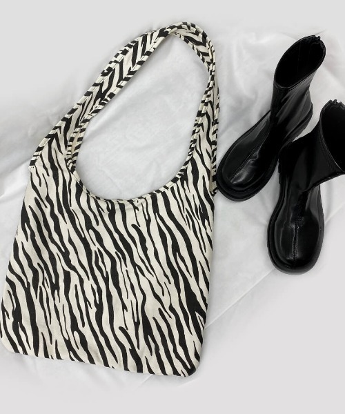 LVEU.(ラブユ.)の「Zebra casual bag / ゼブラカジュアルバッグ(トートバッグ・レディース・ブラック・FREE)」の6枚目の写真
