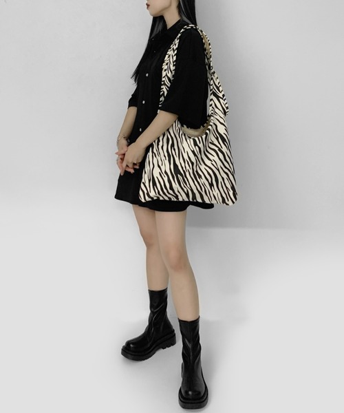 LVEU.(ラブユ.)の「Zebra casual bag / ゼブラカジュアルバッグ(トートバッグ・レディース・ブラック・FREE)」の3枚目の写真