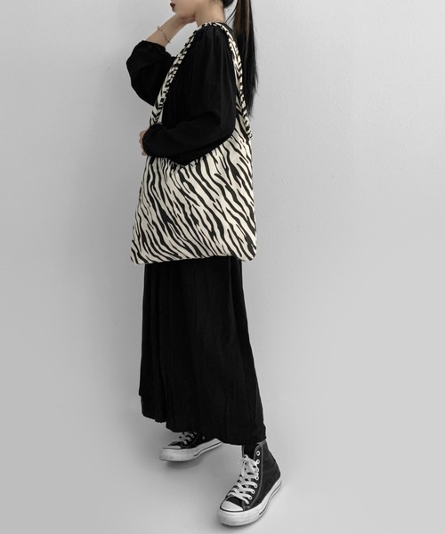 LVEU.(ラブユ.)の「Zebra casual bag / ゼブラカジュアルバッグ(トートバッグ・レディース・ブラック・FREE)」の9枚目の写真