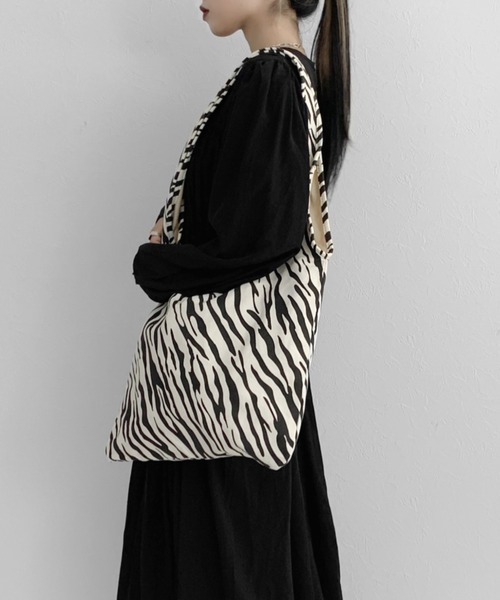 LVEU.(ラブユ.)の「Zebra casual bag / ゼブラカジュアルバッグ(トートバッグ・レディース・ブラック・FREE)」の4枚目の写真