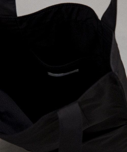 WYM LIDNM（ウィム バイ リドム）の「EMBROIDERY PADDED TOTE（トートバッグ・メンズ・チャコールグレー/ライトグレー/グレイッシュベージュ・FREE）」の12枚目の写真