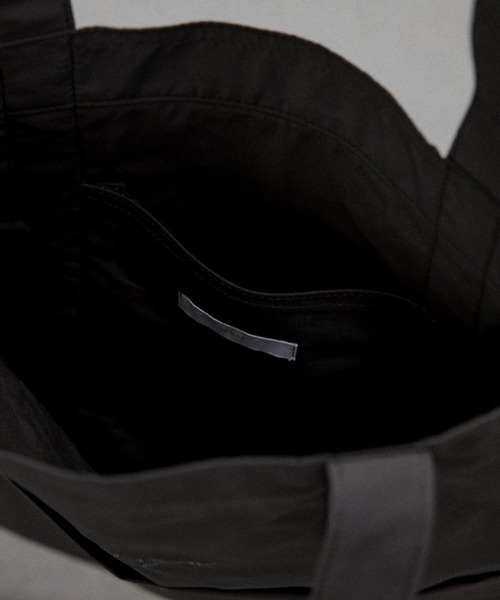 WYM LIDNM（ウィム バイ リドム）の「EMBROIDERY PADDED TOTE（トートバッグ・メンズ・チャコールグレー/ライトグレー/グレイッシュベージュ・FREE）」の15枚目の写真