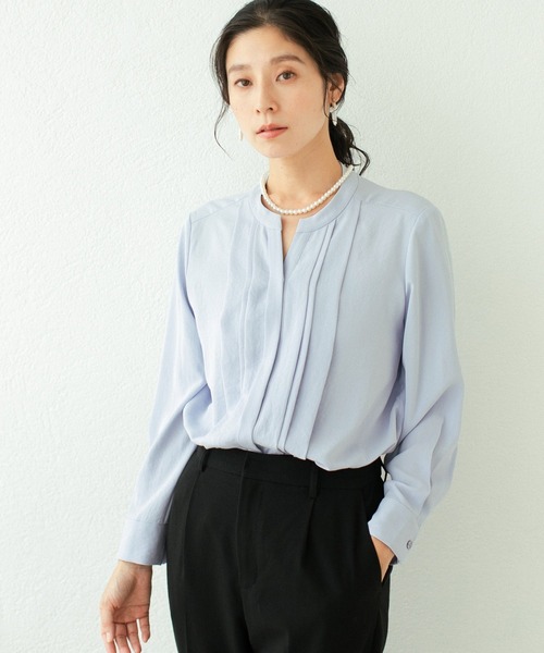 LEPSIM（レプシィム）の「タックブラウス長袖[2022春夏]　239376（シャツ/ブラウス・レディース・グレイッシュベージュ/オフホワイト/ブルー/ブラック・LARGE/MEDIUM）」の4枚目の写真