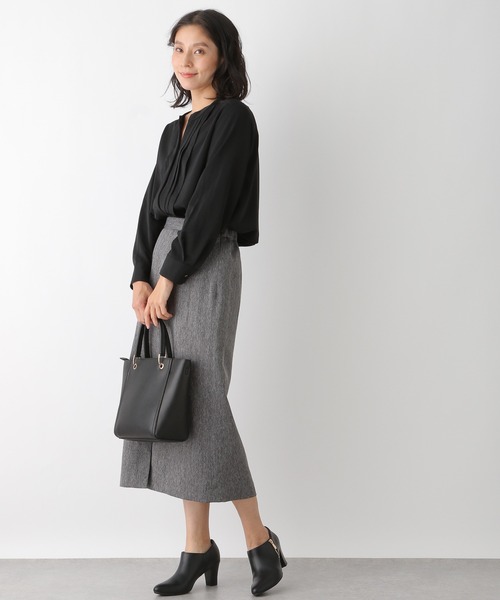 LEPSIM（レプシィム）の「タックブラウス長袖[2022春夏]　239376（シャツ/ブラウス・レディース・グレイッシュベージュ/オフホワイト/ブルー/ブラック・LARGE/MEDIUM）」の5枚目の写真