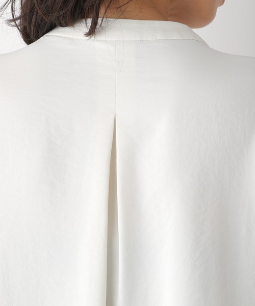 LEPSIM（レプシィム）の「タックブラウス長袖[2022春夏]　239376（シャツ/ブラウス・レディース・グレイッシュベージュ/オフホワイト/ブルー/ブラック・LARGE/MEDIUM）」の18枚目の写真