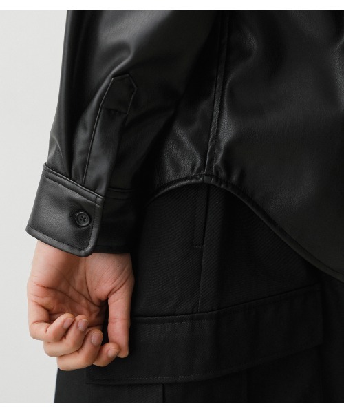 AZUL by moussy（アズールバイマウジー）の「FAUX LEATHER SHIRT