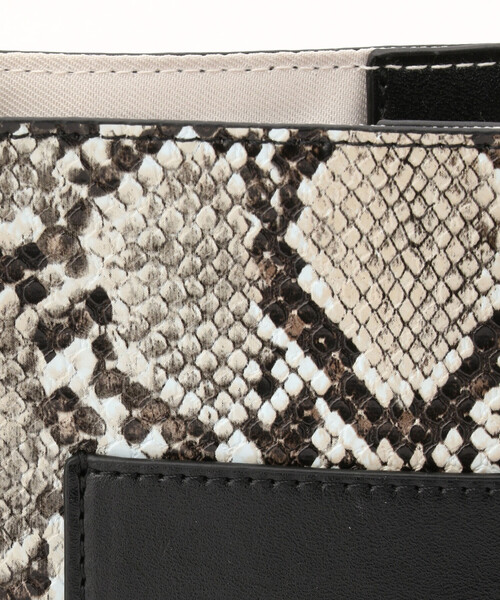 MONO COMME CA(モノコムサ)の「スクエア ミニポシェット(ショルダーバッグ・レディース・ブラック/ベージュ/パイソン・FREE)」の8枚目の写真