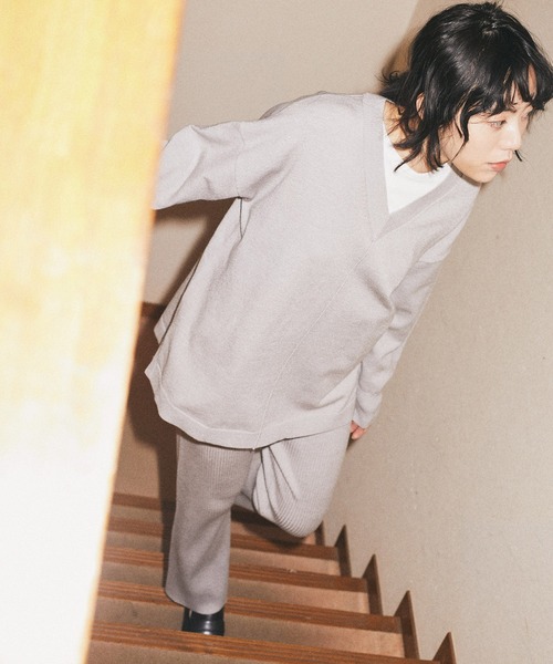 earth music&ecology（アースミュージックアンドエコロジー）の「アウトリンキングVネックニット＊（ニット/セーター・レディース・グレー/グレイッシュベージュ・FREE）」の2枚目の写真