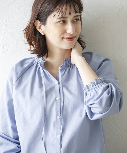 studio CLIP（スタディオクリップ）の「ダブルフロントリボン付きスカラップブラウス[プラスサイズあり]（シャツ/ブラウス・レディース・オフホワイト/サックスブルー/その他1/その他2・MEDIUM/LARGE/X-LARGE/XX-LARGE/XXX-LARGE）」の2枚目の写真