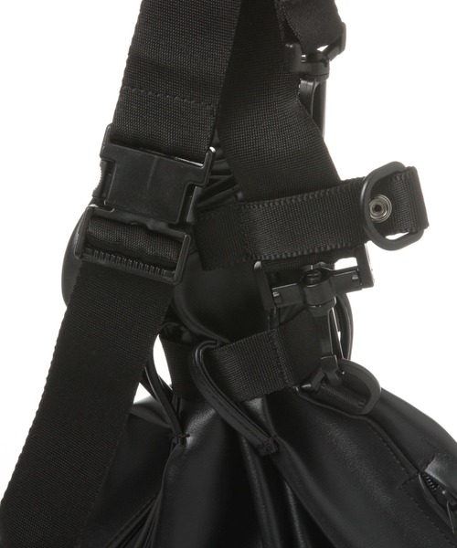 ALAND（エーランド）の「【UNISEX】PIECE MAKER／ECO LEATHER BAG　2285724（ボディバッグ/ウエストポーチ・レディース・ブラック・FREE）」の2枚目の写真