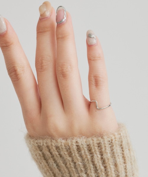 VANNIE U(ヴァニーユー)の「corner ring(リング・レディース・シルバー/ゴールド・1/3)」の5枚目の写真