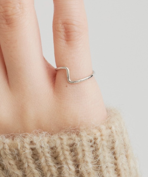 VANNIE U(ヴァニーユー)の「corner ring(リング・レディース・シルバー/ゴールド・1/3)」の15枚目の写真