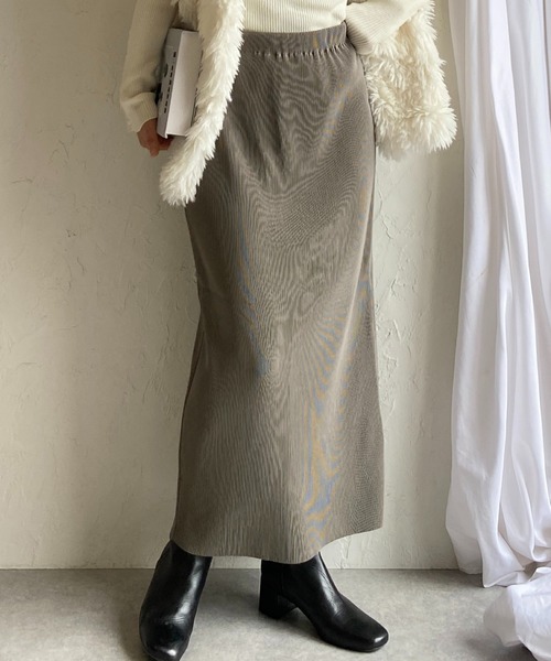 She's Closet（シーズクローゼット）の「セルフカットIラインハイウエスト細プリーツロングスカート（スカート・レディース・ブラック/ダークグリーン/アイボリー/マスタード/スモークピンク/テラコッタ/ブルーグレー/グリーン/ピンク/グレイッシュベージュ/レッド/ネイビー/グリーン系その他・FREE）」の5枚目の写真